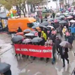 Okullardaki Ramazan coşkusundan rahatsız olan grup İzmir'de y&uuml;r&uuml;y&uuml;ş yaptı