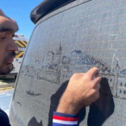 Fır&ccedil;a yok, tuval yok... Sanatını tozlu camlarda konuşturuyor! G&ouml;renler hayran kalıyor