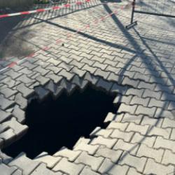 &Ccedil;anakkale'de yol &ccedil;&ouml;kt&uuml;: 2 metre derinliğinde devasa &ccedil;ukur oluştu