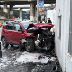 İstanbul'da korkutan kaza: Okul duvarına &ccedil;arptı! Yaralılar var