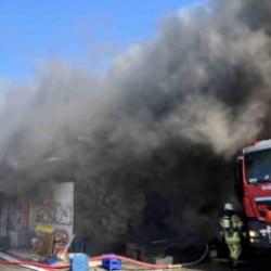İzmir'de otomobil yedek par&ccedil;a d&uuml;kkanında yangın