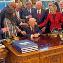 Trump&rsquo;ın Oval Ofis&rsquo;teki teolojik g&ouml;sterisi