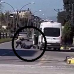 Yere yatırıp yumrukladı: Tartıştığı s&uuml;r&uuml;c&uuml;y&uuml; acımasızca d&ouml;vd&uuml;