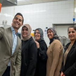 Hollanda Başbakanı M&uuml;sl&uuml;manlarla birlikte iftar yaptı