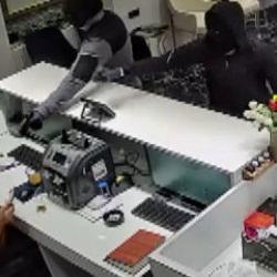 Kuyumcu, soygunu &ccedil;ay kazanını fırlatarak &ouml;nlemeye &ccedil;alıştı; o anlar kamerada