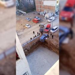 Malatya'da korku dolu anlar: Otomobil inşaat temelinin kıyısında asılı kaldı