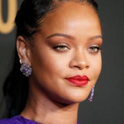 &Uuml;nl&uuml; şarkıcı Rihanna'nın evine silahlı saldırı d&uuml;zenlendi
