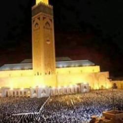 Fas'ta tarihi g&ouml;r&uuml;nt&uuml;ler: Kadir Gecesi'nde 900 bin kişiyle teravih namazı