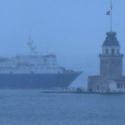 İstanbul g&uuml;ne sisle başladı