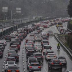İstanbul'da bayram trafiği &ccedil;ileye d&ouml;nd&uuml;! Kilit noktalar durma noktasında...
