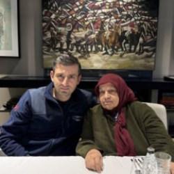 Sel&ccedil;uk Bayraktar Ramazan ayının son iftarını annesiyle yaptı