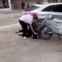 Isparta'da akran zorbalığı kamerada: Yere yatırdığı arkadaşının y&uuml;z&uuml;ne bastı