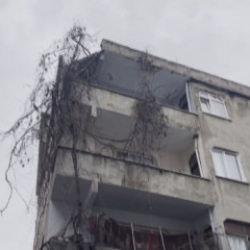 Bağcılar'da &ccedil;atı &ccedil;&ouml;kt&uuml;! Kopan par&ccedil;alar 2 otomobilin &uuml;zerine d&uuml;şt&uuml;