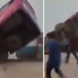 Bangladeş&rsquo;te feribota girmeye &ccedil;alışan yolcu otob&uuml;s&uuml; nehre d&uuml;şt&uuml;: 2 &ouml;l&uuml;