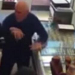 Diyarbakır&rsquo;da kuyumcuya silahlı baskın: 1,5 kilo altını b&ouml;yle &ccedil;aldılar