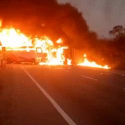 Hindistan'da feci kaza: Otob&uuml;s ile kamyon &ccedil;arpıştı, 13 &ouml;l&uuml;