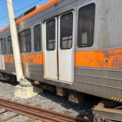 Metro raydan &ccedil;ıktı, direğe &ccedil;arptı! Yolcular tahliye edildi