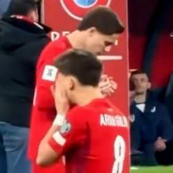 Romanya ma&ccedil;ı &ouml;ncesi dikkat &ccedil;eken anlar: Arda dua etti, Kenan s&uuml;nneti uyguladı