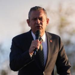 Yalan denizine d&uuml;şen &Ouml;zg&uuml;r &Ouml;zel FET&Ouml; yılanına sarıldı&hellip;