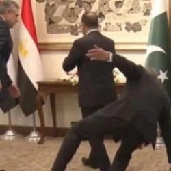 Pakistan'daki savaş zirvesinde Bakan'ın ayağı kayıp d&uuml;şt&uuml;