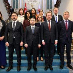 Bakan G&uuml;rlek'ten Hollandalı mevkidaşına FET&Ouml; mesajı: Talep ediyoruz