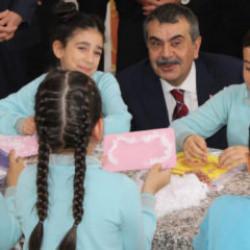 Bakan Tekin'den halı saha s&ouml;z&uuml;