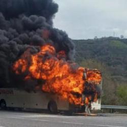 Bursa yolunda korku dolu anlar: Yolcu otob&uuml;s&uuml; alev topuna d&ouml;nd&uuml;