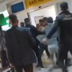 Hastane değil sanki boks ringi: Acil serviste tekme tokat birbirlerine girdiler