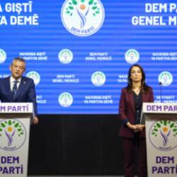 CHP Genel Başkanı &Ouml;zg&uuml;r &Ouml;zel, DEM Parti'yi ziyaret etti