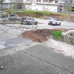 El frenini &ccedil;ekmeyi unuttu, otomobili dereye d&uuml;şt&uuml;