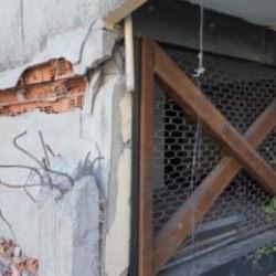 İBB yıkımında kolon patladı iddiası: Bina m&uuml;h&uuml;rlendi, 4 aile sokakta kaldı