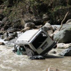 Giresun'da dereye devrilen ara&ccedil;taki s&uuml;r&uuml;c&uuml; &ouml;ld&uuml;!