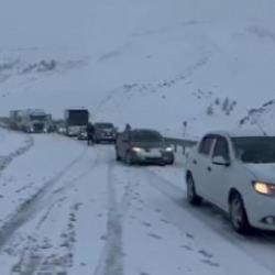 Kar bir anda bastırdı, ulaşım durma noktasına geldi! &Ccedil;ok sayıda ekip b&ouml;lgede