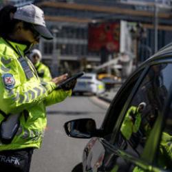 Kavga ama&ccedil;lı ara&ccedil;lardan inen s&uuml;r&uuml;c&uuml; ve yolculara rekor ceza! Tam 900 bin lira...