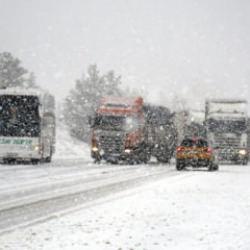 T&uuml;rkiye'nin d&ouml;rt bir yanında bahar ortasında kar yağışı: Erzurum, Sivas, Rize, Sinop...