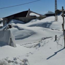 Bir mahalle nisan ayında kara g&ouml;m&uuml;ld&uuml;: Beyaz &ouml;rt&uuml; 3 metreyi buldu