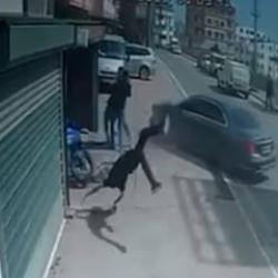 &Ccedil;ocuğunu tehdit ettiğini &ouml;ne s&uuml;rd&uuml;, otomobiliyle motosikletliye b&ouml;yle &ccedil;arptı