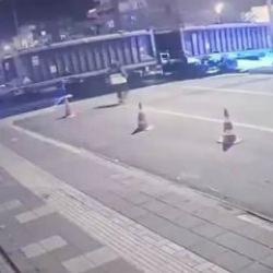 Diyarbakır'da otomobil trenle &ccedil;arpıştı! Barikatlara rağmen ge&ccedil;ti...