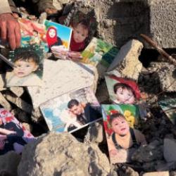 Filistinli baba, enkaz altındaki 4 &ccedil;ocuğunun cenazesini kendi imkanlarıyla arıyor