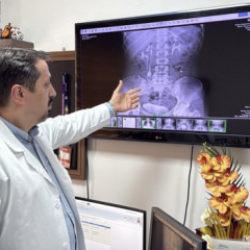 İdrar kanalından &ccedil;ıkan taşlar doktor, hasta ve yakınlarını şaşırttı