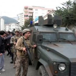 Kahramanmaraş'ta saldırganın cenazesi zırhlı polis aracıyla okuldan &ccedil;ıkarıldı