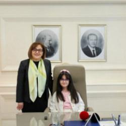 Başkan Şahin makamını 4'&uuml;nc&uuml; sınıf &ouml;ğrencisi Beren'e bıraktı 