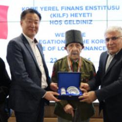 Bağcılar Belediyesi&rsquo;nde duygulandıran an! Koreli heyet 97 yaşındaki gaziyle buluştu