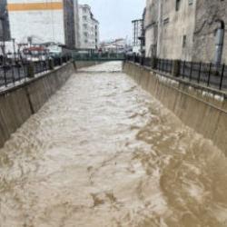 Hakkari'yi sağanak ve heyelan vurdu