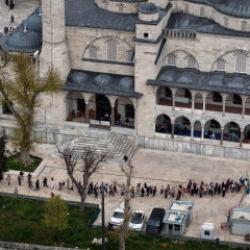 Metrelerce kuyruk oluştu: Restorasyonu tamamlanan Sultanahmet Camii&rsquo;ne ilgi b&uuml;y&uuml;k