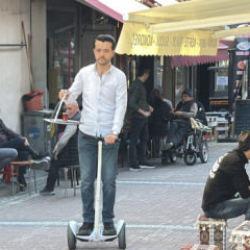 G&uuml;nde 25 bin adım atan &ccedil;aycı yorulunca &ccedil;areyi hoverboard ile serviste buldu