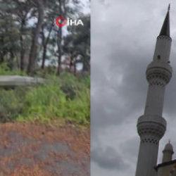 İstanbul'da şiddetli r&uuml;zgar: Dev bayrak devrildi, minare sallandı