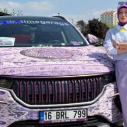 Mor tutkunu kadın Togg aracını ultraviyole ışıkta parlayan halıyla kaplattı