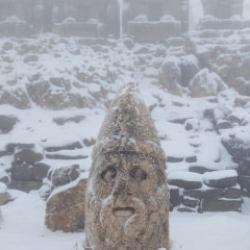 Mayıs ayında kar s&uuml;rprizi: Nemrut Dağı'na lapa lapa yağdı 