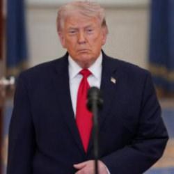 &Ccedil;anlar onun i&ccedil;in &ccedil;alıyor! Tarihi d&uuml;ş&uuml;ş sonrası Trump'a soğuk duş! 